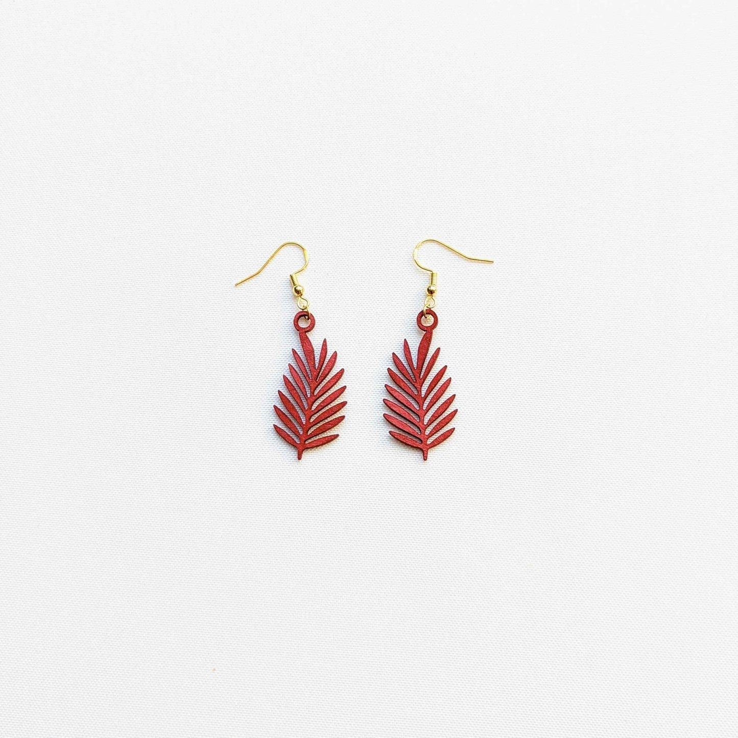 Fern Metallic Lederohrringe LAW – Federleicht. Funkelnd. Voller Charakter.