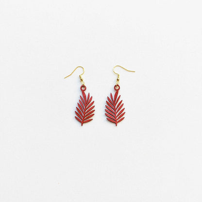 Fern Metallic Lederohrringe LAW – Federleicht. Funkelnd. Voller Charakter.