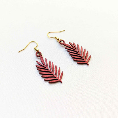 Fern Metallic Lederohrringe LAW – Federleicht. Funkelnd. Voller Charakter.
