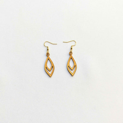 Drops Elegance Metallic Lederohrringe LAW – Federleicht. Funkelnd. Voller Charakter.
