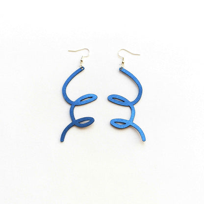 Wigly C Metallic Leather Earrings LAW – Feather-light. Sparkling. Full of character.