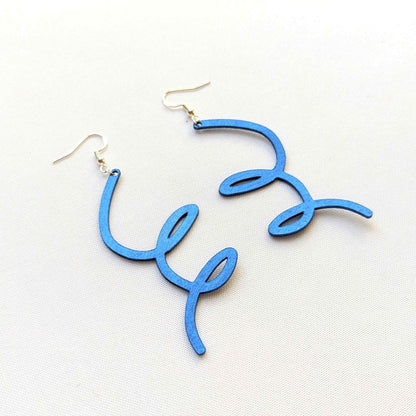 Wigly C Metallic Leather Earrings LAW – Feather-light. Sparkling. Full of character.