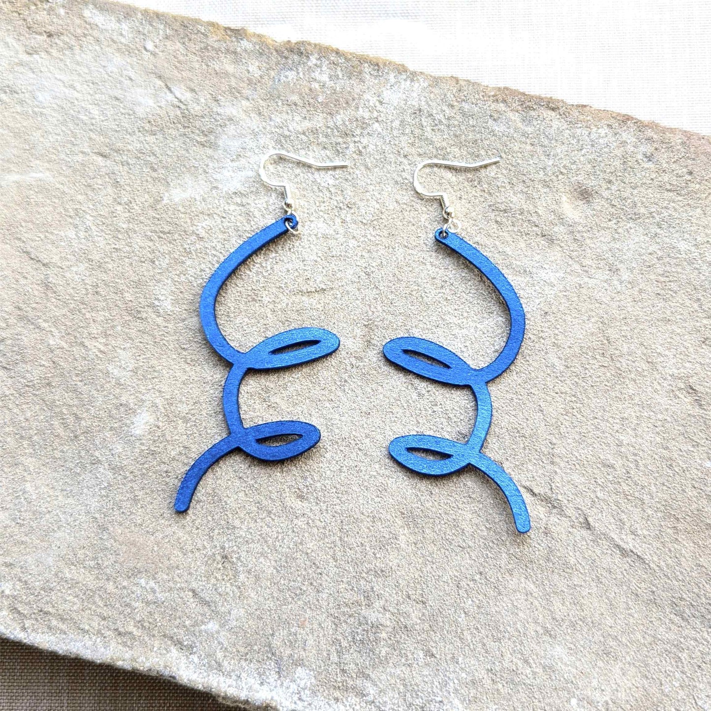 Wigly C Metallic Leather Earrings LAW – Feather-light. Sparkling. Full of character.