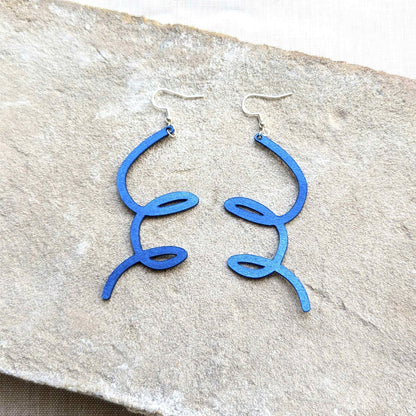 Wigly C Metallic Leather Earrings LAW – Feather-light. Sparkling. Full of character.