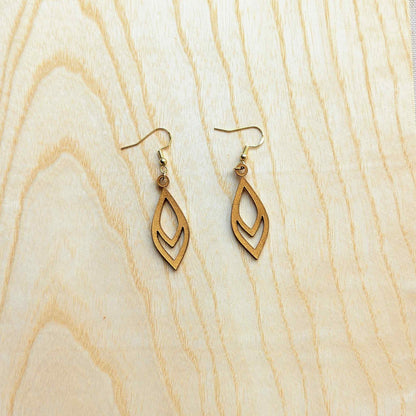 Drops Elegance Metallic Lederohrringe LAW – Federleicht. Funkelnd. Voller Charakter.