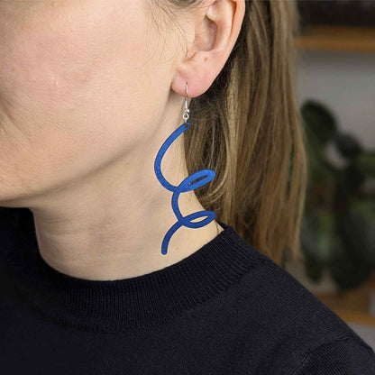 Wigly C Metallic Leather Earrings LAW – Feather-light. Sparkling. Full of character.