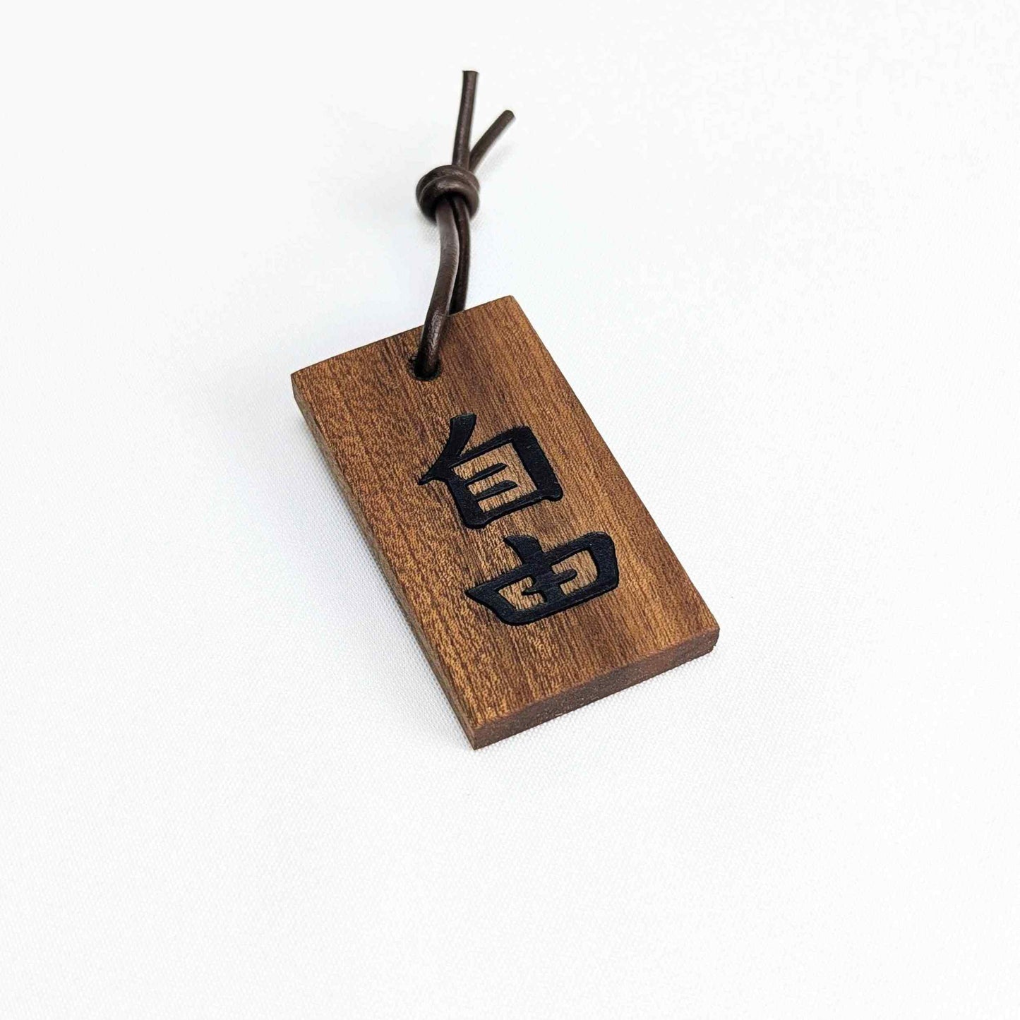 Kanji Mini-Talisman aus Holz – handgefertigt mit Lederprägung