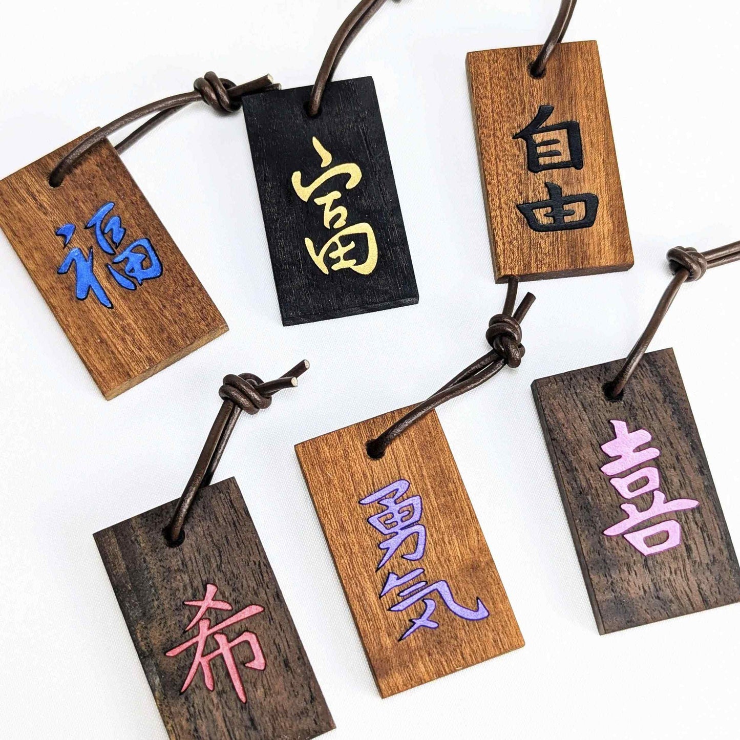 Kanji Mini-Talisman aus Holz – handgefertigt mit Lederprägung