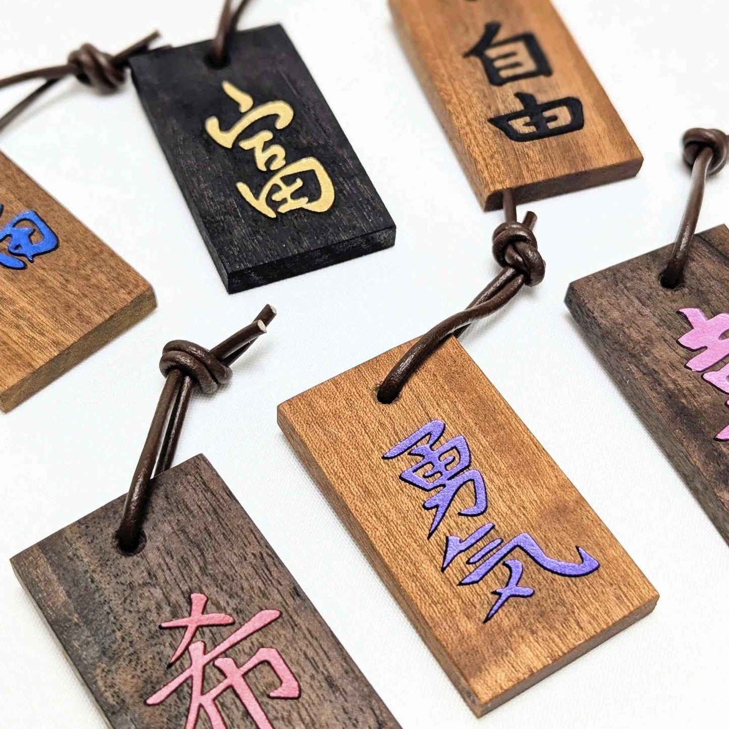 Kanji Mini-Talisman aus Holz – handgefertigt mit Lederprägung