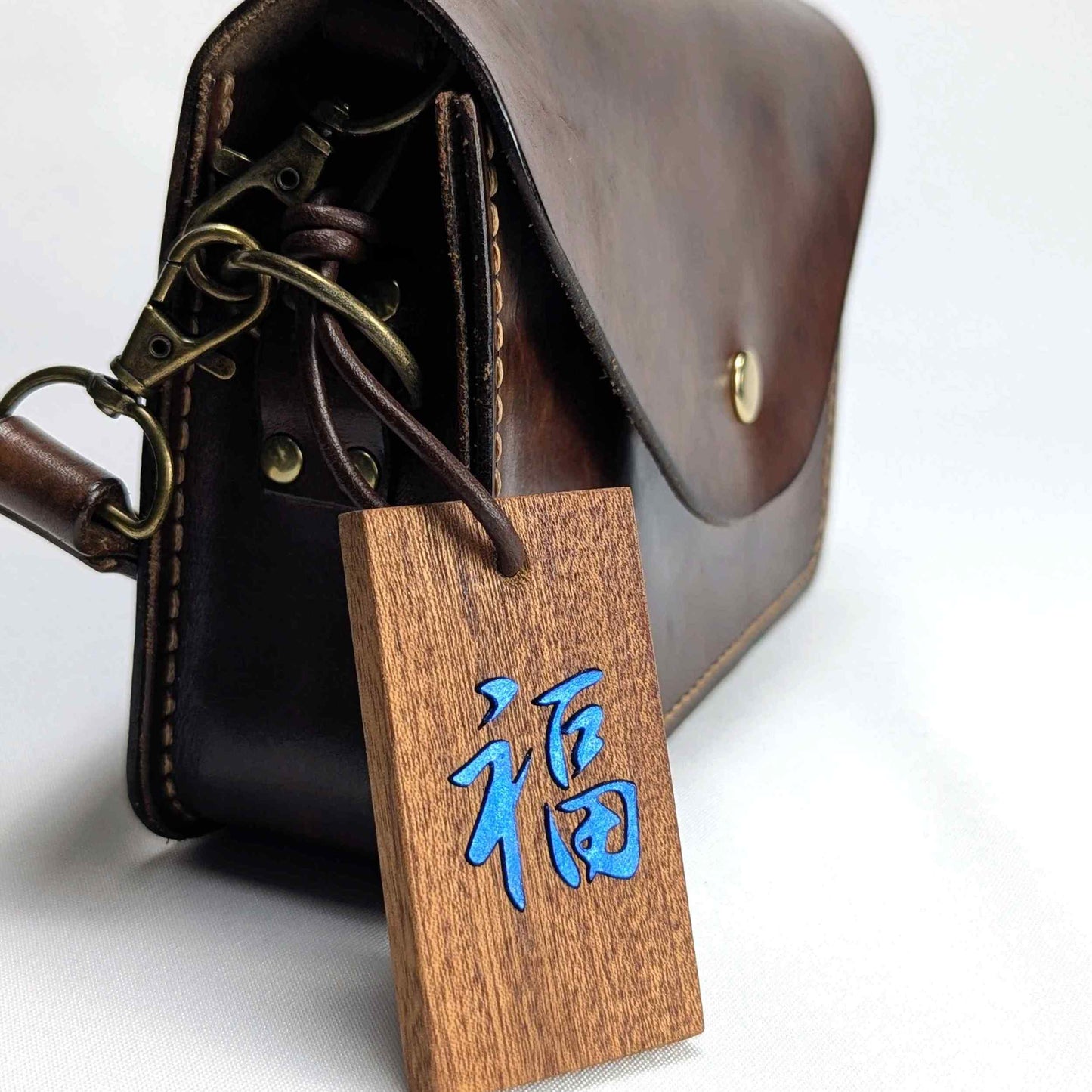 Kanji Mini-Talisman aus Holz – handgefertigt mit Lederprägung