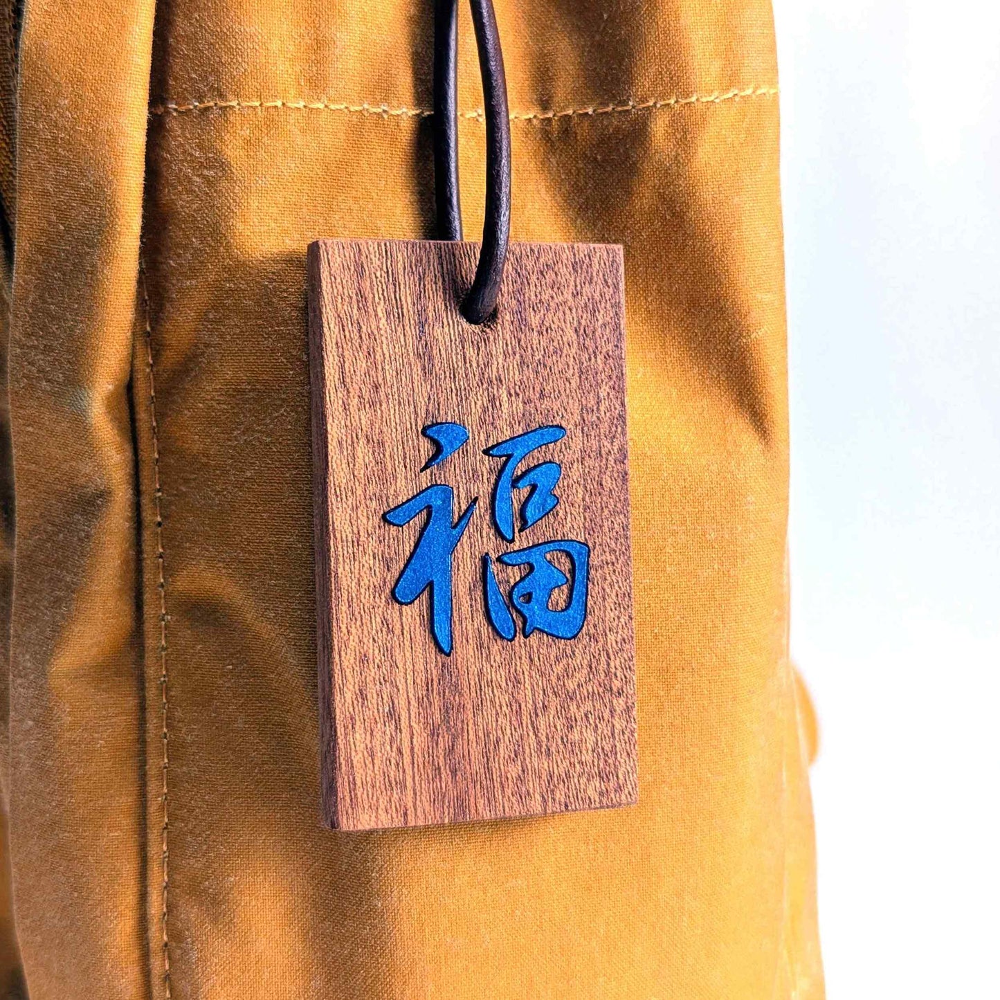 Kanji Mini-Talisman aus Holz – handgefertigt mit Lederprägung