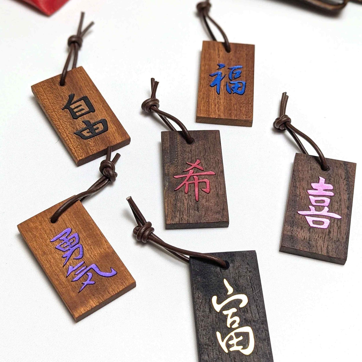 Kanji Mini-Talisman aus Holz – handgefertigt mit Lederprägung