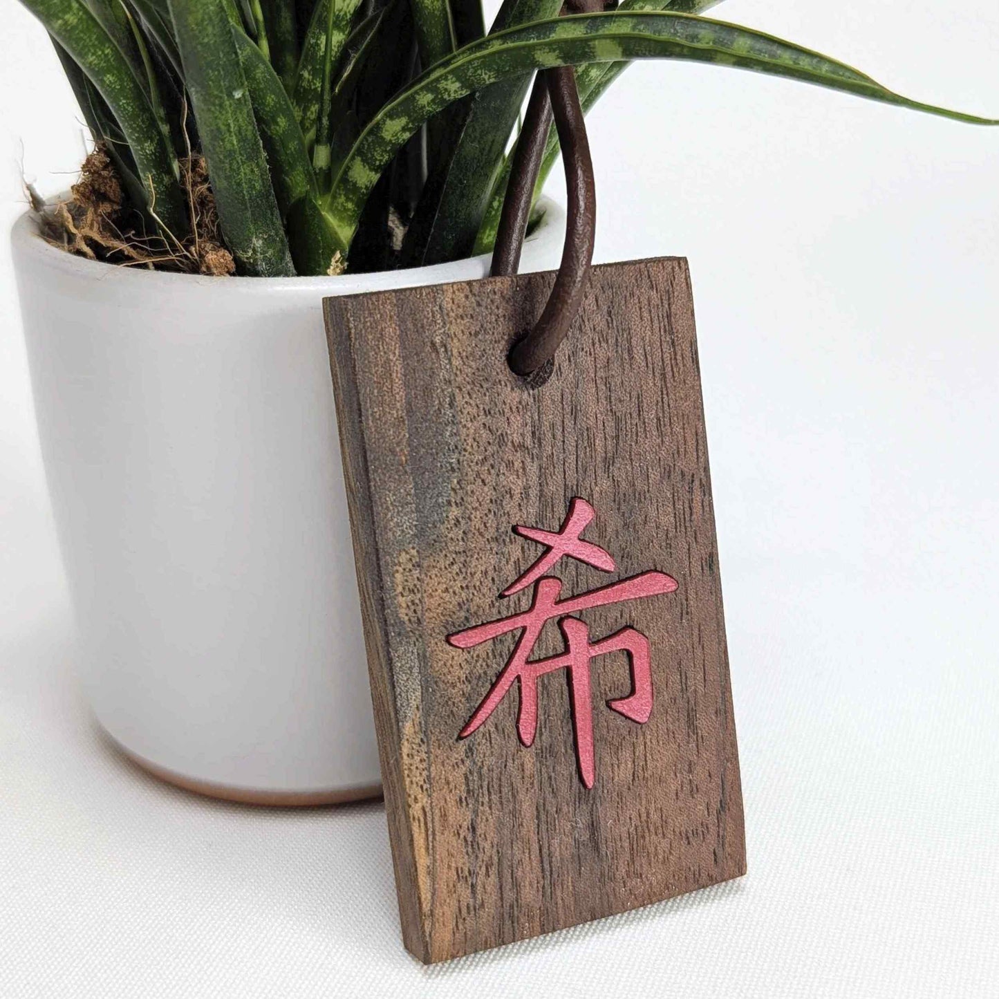 Kanji Mini-Talisman aus Holz – handgefertigt mit Lederprägung