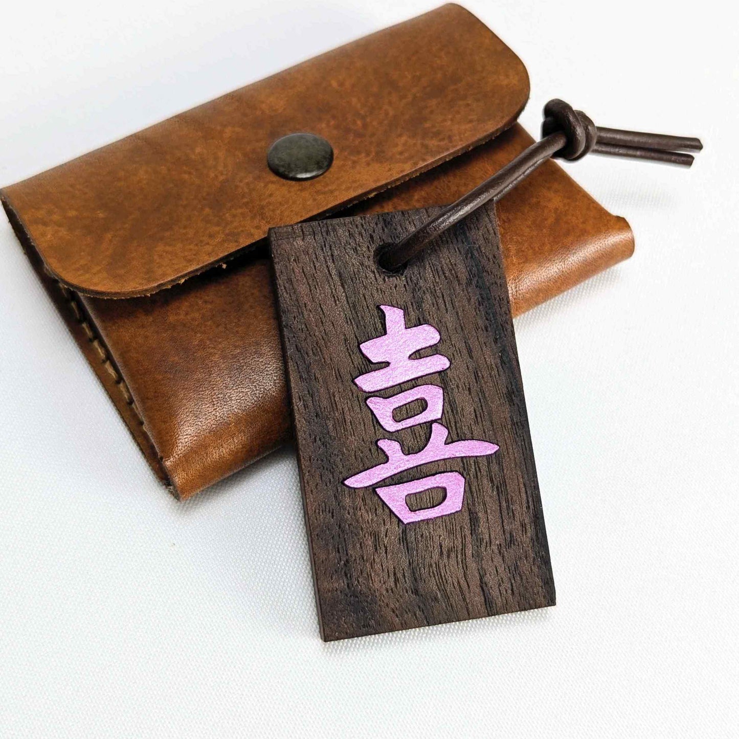 Kanji Mini-Talisman aus Holz – handgefertigt mit Lederprägung