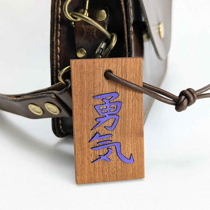 Kanji Mini-Talisman aus Holz – handgefertigt mit Lederprägung