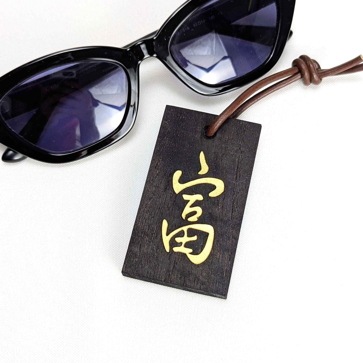 Kanji Mini-Talisman aus Holz – handgefertigt mit Lederprägung