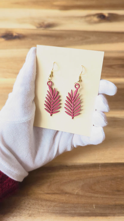 Fern Metallic Lederohrringe LAW – Federleicht. Funkelnd. Voller Charakter.